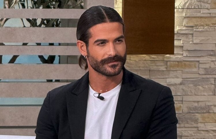 O Άρης Μουγκοπέτρος κατά τη διάρκεια τηλεοπτικής συνέντευξης, 21 Νοεμβρίου 2025 (φωτ.: Facebook / Αρης Μουγκοπέτρος - Aris Mougopetros Fan Club)