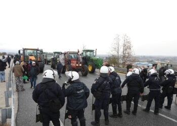 Μπλόκο της ελληνικής Αστυνομίας στους αγρότες που κατευθύνονταν στο τελωνείο του Προμαχώνα Σερρών, Τετάρτη 3 Δεκεμβρίου (φωτ.: Βασίλης Βερβερίδης/Μotionteam)