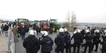 Μπλόκο της ελληνικής Αστυνομίας στους αγρότες που κατευθύνονταν στο τελωνείο του Προμαχώνα Σερρών, Τετάρτη 3 Δεκεμβρίου (φωτ.: Βασίλης Βερβερίδης/Μotionteam)