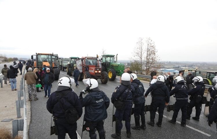 Μπλόκο της ελληνικής Αστυνομίας στους αγρότες που κατευθύνονταν στο τελωνείο του Προμαχώνα Σερρών, Τετάρτη 3 Δεκεμβρίου (φωτ.: Βασίλης Βερβερίδης/Μotionteam)