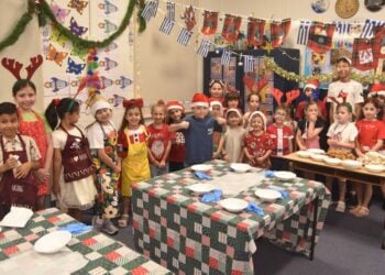 Διάλειμμα για τα κάλαντα από τους μικρούς ομογενείς (φωτ.: facebook/Syndesmos Connecting People and Their Stories/Βασίλης Βασίλας)