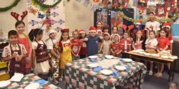 Διάλειμμα για τα κάλαντα από τους μικρούς ομογενείς (φωτ.: facebook/Syndesmos Connecting People and Their Stories/Βασίλης Βασίλας)