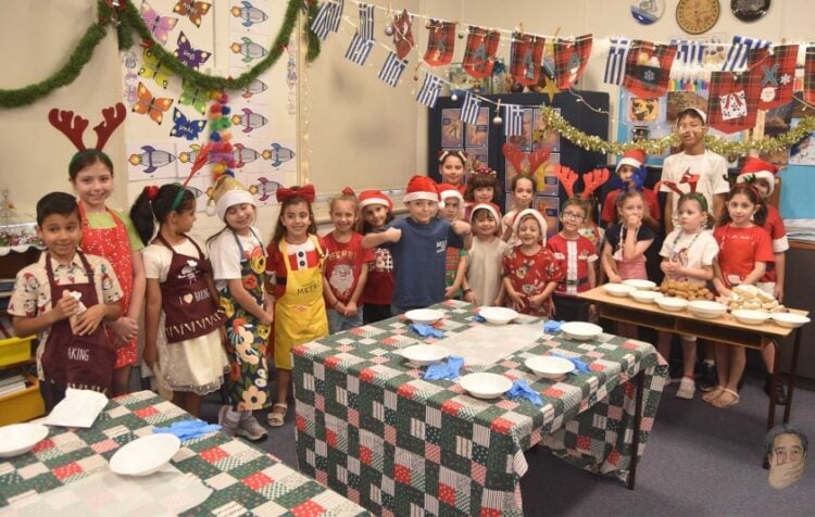 Διάλειμμα για τα κάλαντα από τους μικρούς ομογενείς (φωτ.: facebook/Syndesmos Connecting People and Their Stories/Βασίλης Βασίλας)