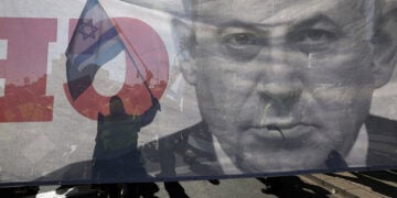 Από διαδήλωση στο Τελ Αβίβ, εναντίον του Μπενιαμίν Νετανιάχου (φωτ.: EPA / Abir Sultan)