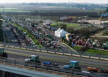 Λήψη με drone από το μπλόκο των αγροτών στον κόμβο της Εθνικής Οδού στη Νίκαια Λάρισας, Τρίτη 2 Δεκεμβρίου 2025 (φωτ.: EUROKINISSI / Αντώνης Νικολόπουλος)