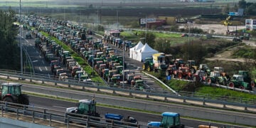 Λήψη με drone από το μπλόκο των αγροτών στον κόμβο της Εθνικής Οδού στη Νίκαια Λάρισας, Τρίτη 2 Δεκεμβρίου 2025 (φωτ.: EUROKINISSI / Αντώνης Νικολόπουλος)