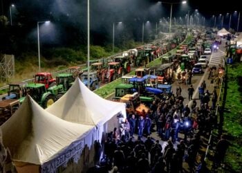 Συνέλευση των αγροτών στο μπλόκο της Νίκαιας, στη Λάρισα (φωτ.: EUROKINISSI)