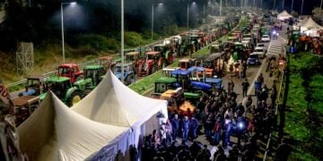 Συνέλευση των αγροτών στο μπλόκο της Νίκαιας, στη Λάρισα (φωτ.: EUROKINISSI)