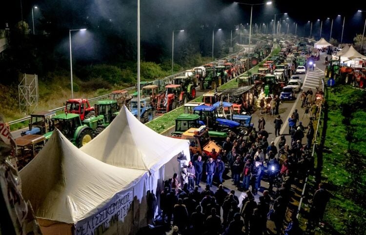 Συνέλευση των αγροτών στο μπλόκο της Νίκαιας, στη Λάρισα (φωτ.: EUROKINISSI)