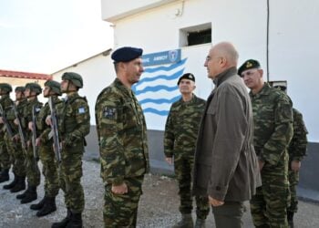 Ο υπουργός Εθνικής Άμυνας Νίκος Δένδιας κατά την επίσκεψή του στις στρατιωτικές δυνάμεις της Σάμου (φωτ.: Διεύθυνση Ενημέρωσης υπουργείου Εθνικής Άμυνας)