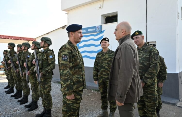 Ο υπουργός Εθνικής Άμυνας Νίκος Δένδιας κατά την επίσκεψή του στις στρατιωτικές δυνάμεις της Σάμου (φωτ.: Διεύθυνση Ενημέρωσης υπουργείου Εθνικής Άμυνας)