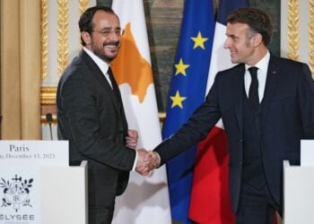 Από αριστερά, ο Πρόεδρος της Κυπριακής Δημοκρατίας Νίκος Χριστοδουλίδης σε χειραψία με τον Πρόεδρο της Γαλλίας Εμανουέλ Μακρόν (φωτ.: . EPA/Dimitar Dilkoff/Pool)