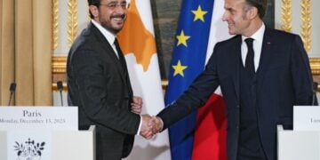 Από αριστερά, ο Πρόεδρος της Κυπριακής Δημοκρατίας Νίκος Χριστοδουλίδης σε χειραψία με τον Πρόεδρο της Γαλλίας Εμανουέλ Μακρόν (φωτ.: . EPA/Dimitar Dilkoff/Pool)