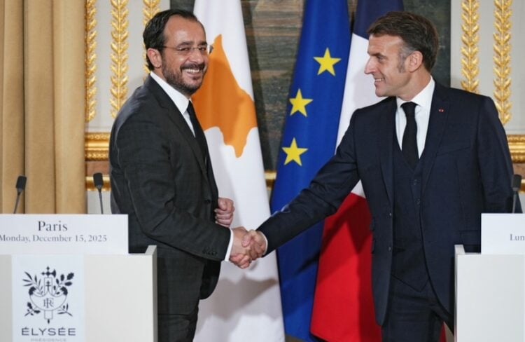 Από αριστερά, ο Πρόεδρος της Κυπριακής Δημοκρατίας Νίκος Χριστοδουλίδης σε χειραψία με τον Πρόεδρο της Γαλλίας Εμανουέλ Μακρόν (φωτ.: . EPA/Dimitar Dilkoff/Pool)