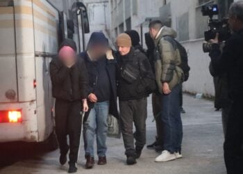 Ορισμένοι από τους κατηγορούμενους κατά την προσαγωγή τους στην Ευρωπαϊκή Εισαγγελία (φωτ.: EUROKINISSIS/Γιάννης Παναγόπουλος)