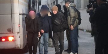 Ορισμένοι από τους κατηγορούμενους κατά την προσαγωγή τους στην Ευρωπαϊκή Εισαγγελία (φωτ.: EUROKINISSIS/Γιάννης Παναγόπουλος)