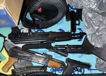 Όπλα, γεμιστήρας και ένα κράνος στο κλεμμένο ΙΧ που εντοπίστηκε σε μάντρα στα Καλύβια (φωτ.: ΕΛΑΣ)