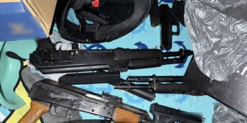 Όπλα, γεμιστήρας και ένα κράνος στο κλεμμένο ΙΧ που εντοπίστηκε σε μάντρα στα Καλύβια (φωτ.: ΕΛΑΣ)