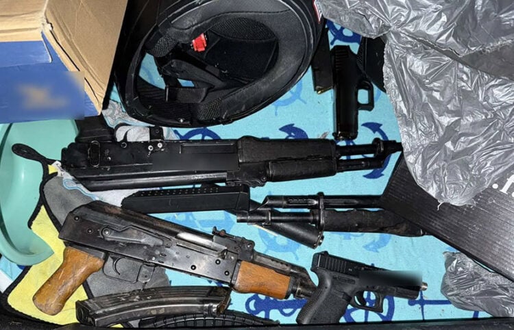 Όπλα, γεμιστήρας και ένα κράνος στο κλεμμένο ΙΧ που εντοπίστηκε σε μάντρα στα Καλύβια (φωτ.: ΕΛΑΣ)