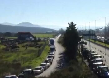 Αριστερά διακρίνονται τα ΙΧ που κινούνται υποχρεωτικά σε ένα ρεύμα κυκλοφορίας και έχουν σχηματίσει μεγάλη ουρά, ενώ τα τρακτέρ βρίσκονται επί της εθνικής οδού (φωτ.: glomex)