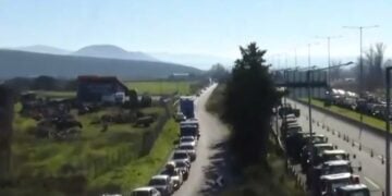 Αριστερά διακρίνονται τα ΙΧ που κινούνται υποχρεωτικά σε ένα ρεύμα κυκλοφορίας και έχουν σχηματίσει μεγάλη ουρά, ενώ τα τρακτέρ βρίσκονται επί της εθνικής οδού (φωτ.: glomex)