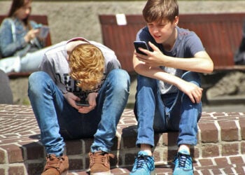 Έφηβοι και κινητό (φωτ.: PEXELS)
