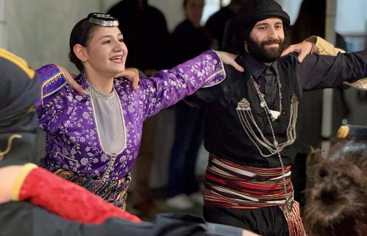 Χοροί του Πόντου στην Κλαυθμώνος, από την Αδελφότητα Ποντίων «Η Παναγία Γουμερά» (φωτ.: Facebook / Κρήτη Η μεγάλη συνάντηση)