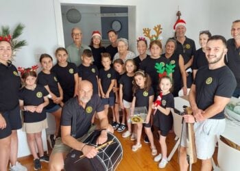 Μέλη της «Παναγίας Σουμελά» Σίδνεϊ σε ένα από τα σπίτια όπου έψαλαν τα κάλαντα (φωτ.: facebook/Sophia Tsipidis)