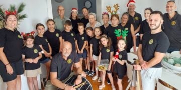 Μέλη της «Παναγίας Σουμελά» Σίδνεϊ σε ένα από τα σπίτια όπου έψαλαν τα κάλαντα (φωτ.: facebook/Sophia Tsipidis)