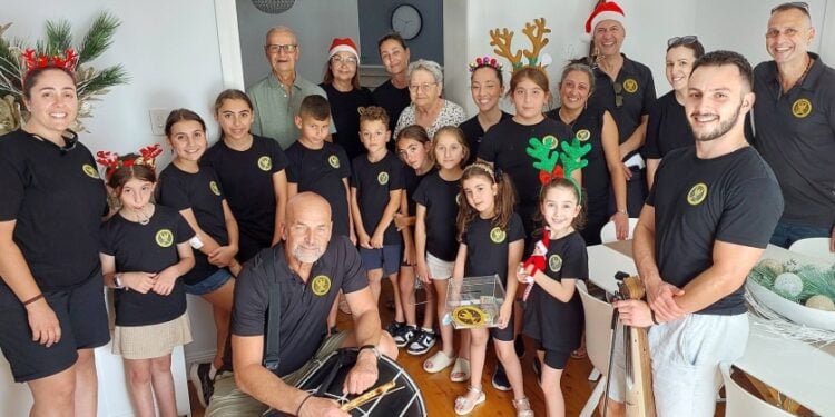 Μέλη της «Παναγίας Σουμελά» Σίδνεϊ σε ένα από τα σπίτια όπου έψαλαν τα κάλαντα (φωτ.: facebook/Sophia Tsipidis)