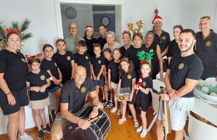 Μέλη της «Παναγίας Σουμελά» Σίδνεϊ σε ένα από τα σπίτια όπου έψαλαν τα κάλαντα (φωτ.: facebook/Sophia Tsipidis)