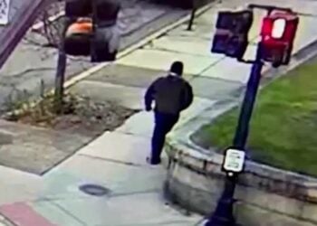 Στιγμιότυπο από το βίντεο στο οποίο εμφανίζεται ο ύποπτος, ένας άνδρας γύρω στα 30, που φορά μαύρα ρούχα