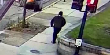 Στιγμιότυπο από το βίντεο στο οποίο εμφανίζεται ο ύποπτος, ένας άνδρας γύρω στα 30, που φορά μαύρα ρούχα