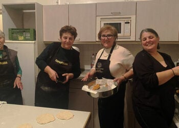 Οι «Παρχαρομάνες» του Συλλόγου Ποντίων Μονάχου στην κουζίνα, για καλό σκοπό (φωτ.: Facebook / Meri Karakasidou)