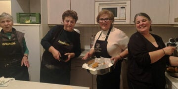 Οι «Παρχαρομάνες» του Συλλόγου Ποντίων Μονάχου στην κουζίνα, για καλό σκοπό (φωτ.: Facebook / Meri Karakasidou)