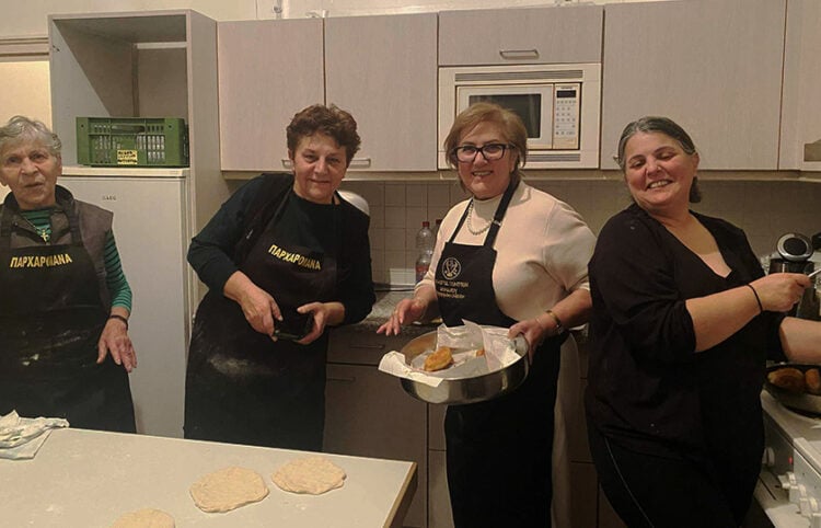Οι «Παρχαρομάνες» του Συλλόγου Ποντίων Μονάχου στην κουζίνα, για καλό σκοπό (φωτ.: Facebook / Meri Karakasidou)