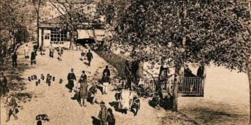 Καρτ ποστάλ του προηγούμενου αιώνα με παζάρι φρούτων στη Σαμψούντα (φωτ.: picryl.com)