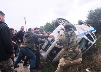 Κινητοποίηση αγροτών και κτηνοτρόφων στα Χανιά, με αποκλεισμό του αεροδρομίου, Δευτέρα 8 Δεκεμβρίου 2025 (φωτ.: EUROKINISSI)