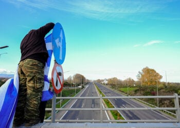 Μπλόκο αγροτών στο Βαρικό Πιερίας (φωτ.: EUROKINISSI / Ευαγγελία Φωκά-Τρυψάνη)