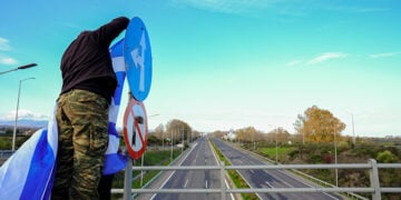 Μπλόκο αγροτών στο Βαρικό Πιερίας (φωτ.: EUROKINISSI / Ευαγγελία Φωκά-Τρυψάνη)