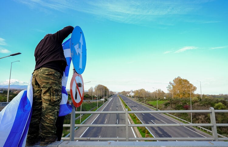 Μπλόκο αγροτών στο Βαρικό Πιερίας (φωτ.: EUROKINISSI / Ευαγγελία Φωκά-Τρυψάνη)