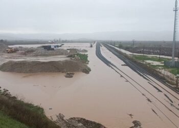 Καλυμμένες από νερό οι σιδηροδρομικές ράγες στην περιοχή του Δομοκού (φωτ.: ΑΠΕ-ΜΠΕ/Γ. Παλαμιώτης)