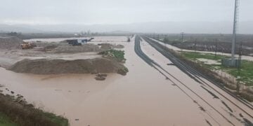 Καλυμμένες από νερό οι σιδηροδρομικές ράγες στην περιοχή του Δομοκού (φωτ.: ΑΠΕ-ΜΠΕ/Γ. Παλαμιώτης)