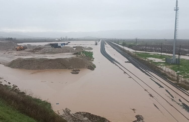 Καλυμμένες από νερό οι σιδηροδρομικές ράγες στην περιοχή του Δομοκού (φωτ.: ΑΠΕ-ΜΠΕ/Γ. Παλαμιώτης)