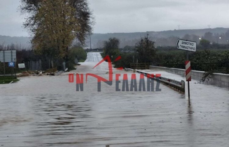 Στην επαρχιακή οδό Κατερίνης – Δίου, στο ύψος της διασταύρωσης που οδηγεί προς το κλειστό Γυμναστήριο του Αγίου Σπυρίδωνα, η ορμή των νερών ήταν τόσο δυνατή, που προκάλεσε ζημιές ακόμη και σε αντιπλημμυρικές υποδομές (φωτ.: odelalis.gr)