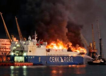 Το τουρκικής ιδιοκτησίας «CENK T» στο λιμάνι Τσερνομόρσκ, στις φλόγες έπειτα από τη ρωσική επίθεση (πηγή: Χ)