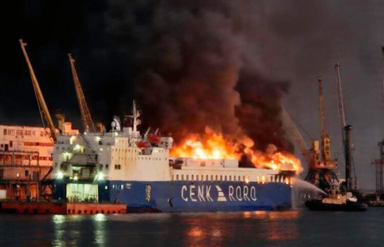 Το τουρκικής ιδιοκτησίας «CENK T» στο λιμάνι Τσερνομόρσκ, στις φλόγες έπειτα από τη ρωσική επίθεση (πηγή: Χ)