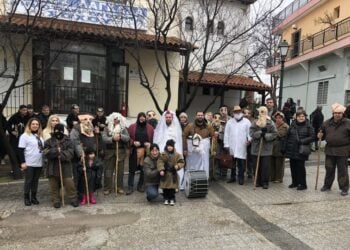 Οι Μωμόγεροι του Αγίου Μάρκου σε παλιότερη επίσκεψή τους στον Σοχό (φωτ.: facebook/Agios Markos)