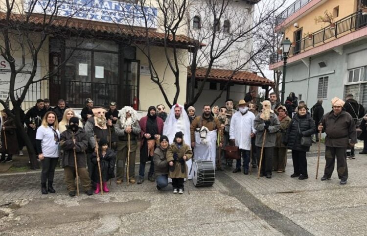 Οι Μωμόγεροι του Αγίου Μάρκου σε παλιότερη επίσκεψή τους στον Σοχό (φωτ.: facebook/Agios Markos)