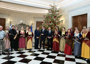 Κάλαντα Πρωτοχρονιάς στον πρωθυπουργό Κυριάκο Μητσοτάκη από την Ένωση Λιοσιωτών Ιλίου και από την Ένωση Ποντίων Γλυφάδας, στο Μέγαρο Μαξίμου (φωτ. Τατιάνα Μπόλαρη/EUROKINISSI)